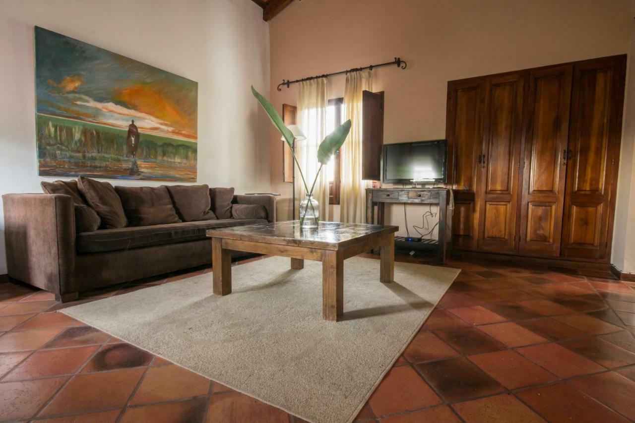 Hotel Torrontes San Lorenzo  Buitenkant foto